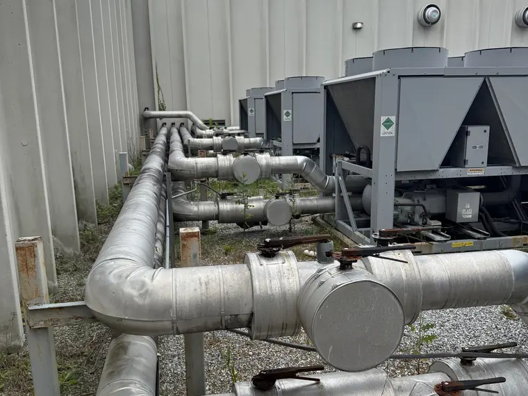 Chiller plant and insulated primary piping