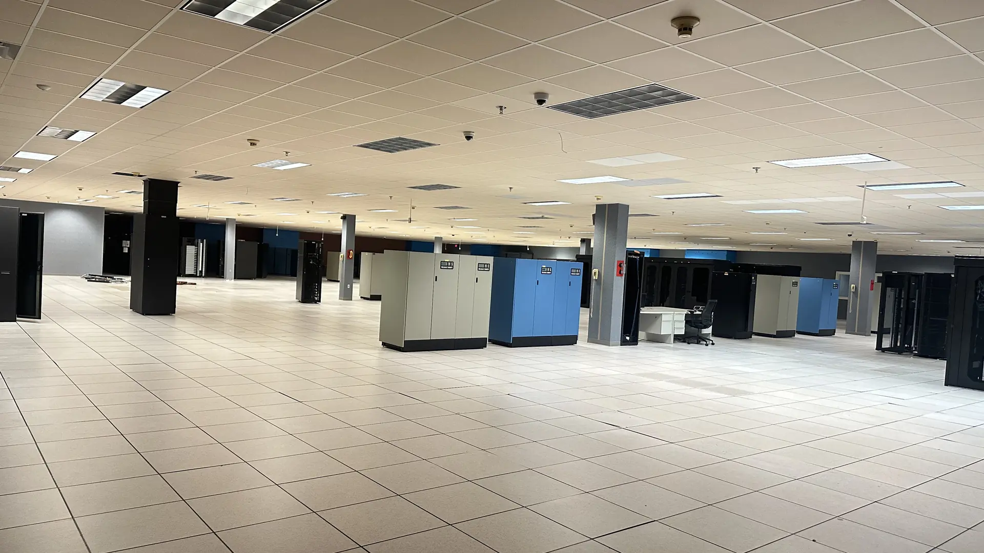 Data hall — raised floor, power and cooling distribution
